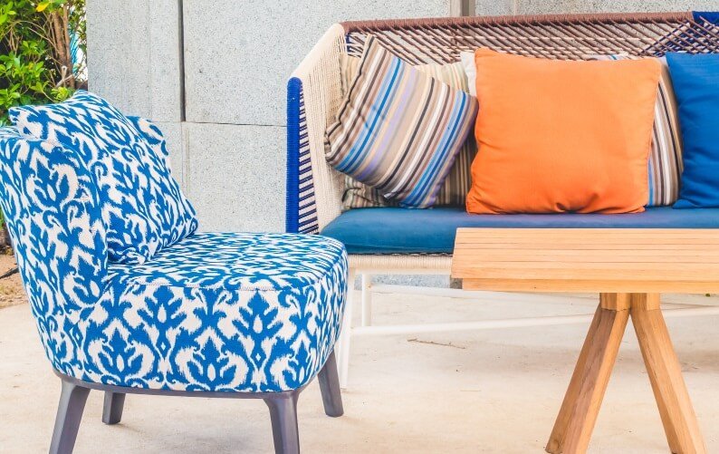 http://therugdecor.com/cdn/shop/articles/how-to-keep-outdoor-rug-from-blowing-away-learn-the-right-tips-722403.jpg?v=1692058506