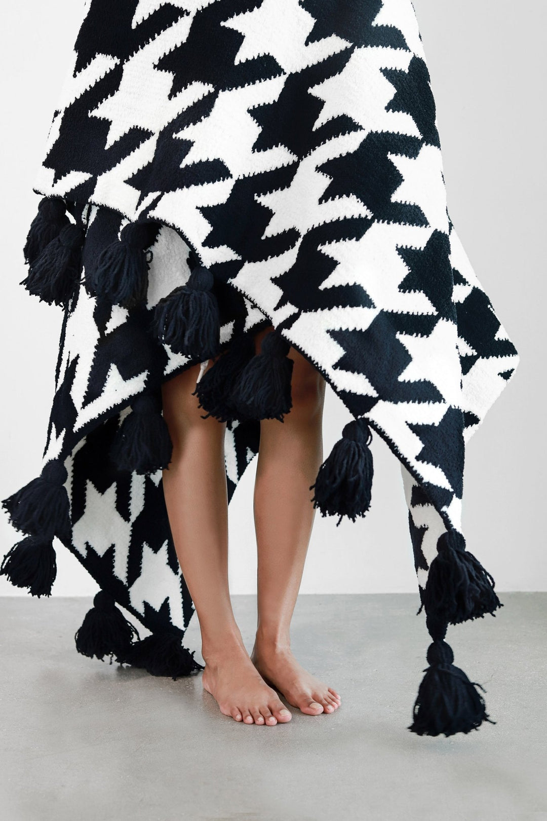 Soft and Cozy Black and White Houndstooth Tasseled Throw Blanket - The Rug Decor