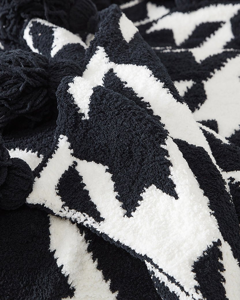 Soft and Cozy Black and White Houndstooth Tasseled Throw Blanket - The Rug Decor