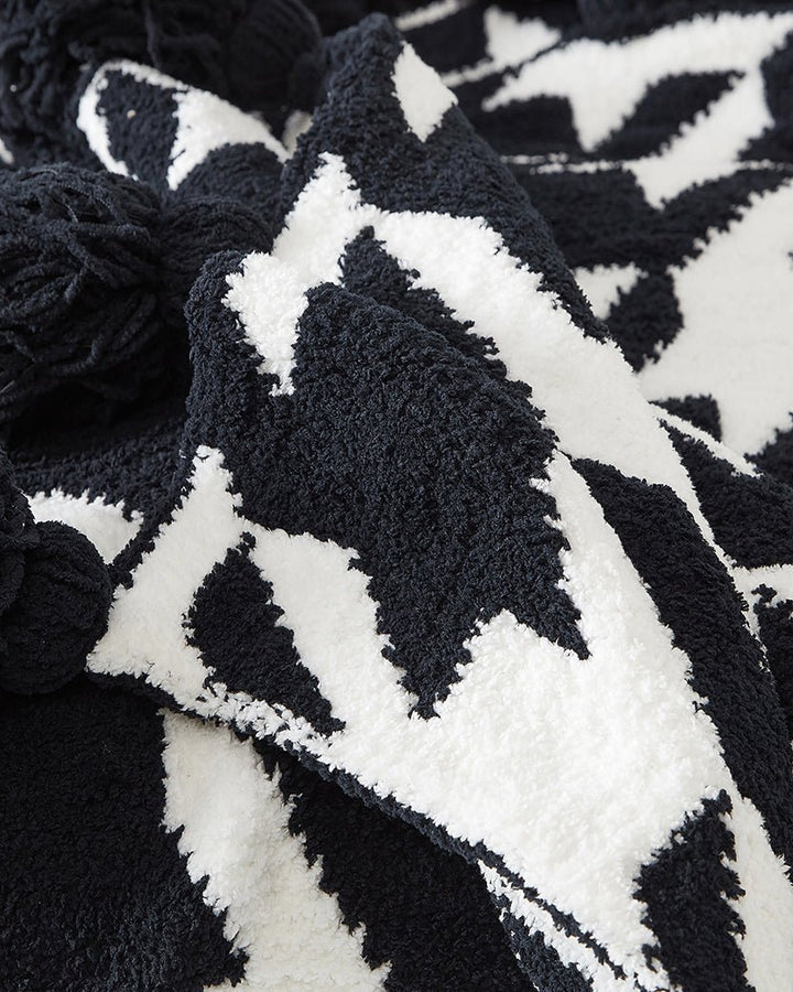 Soft and Cozy Black and White Houndstooth Tasseled Throw Blanket - The Rug Decor
