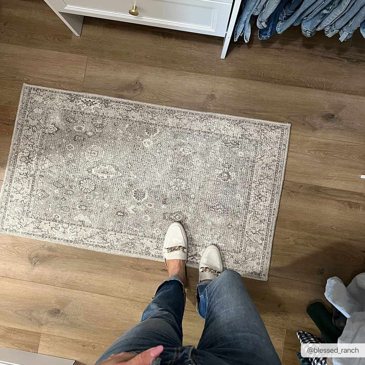 Yvon Traditional Gray Oushak Machine Woven Rug