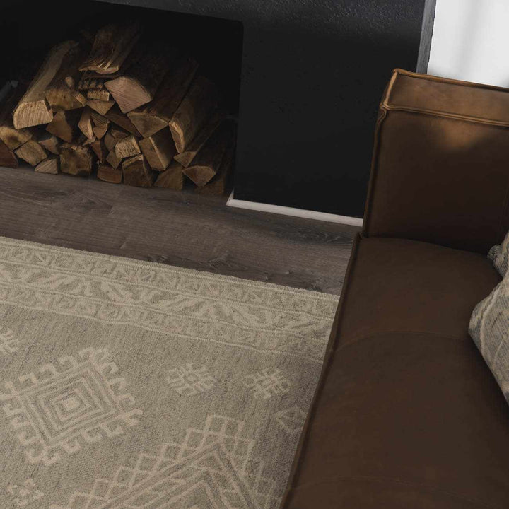 Paloma Traditional Gray And Ivory Area Rug - The Rug Decor