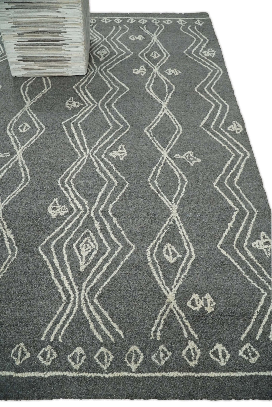 5x8 Gray and White Tribal Hand Hooked Textured Loop Area Rug | TRIB1 - The Rug Decor