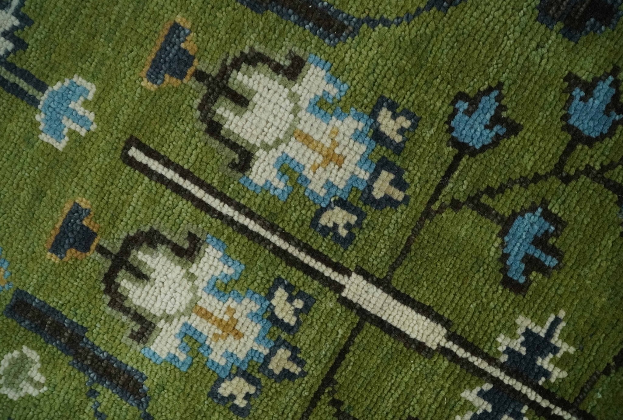142×244 \"Green tea\" ViNTAGE TURKiSH RUG Vintage Turkish Rug in Light Green with Beige Floral Medallion