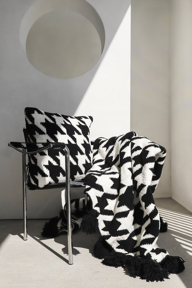 Soft and Cozy Black and White Houndstooth Tasseled Throw Blanket - The Rug Decor
